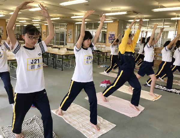 中学2年生 「月のリズムとヨガ」